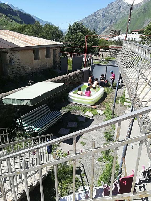 Nikoloz Guesthouse Kazbegi Bagian luar foto