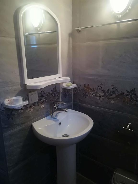 Nikoloz Guesthouse Kazbegi Bagian luar foto