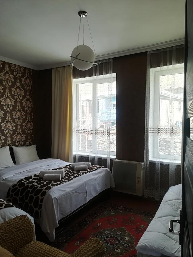 Nikoloz Guesthouse Kazbegi Bagian luar foto